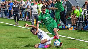 Umkämpftes Spiel: Die Torschützen Abdul Ehad Demirdal (links) vom FC Erzingen und Levin Faustini vom Gastgeber SV Rheintal lieferten ...