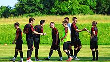 Die Löffinger Spieler um Lars Sulzmann (rechts) bejubeln den 5:3-Sieg zum Saisonausklang gegen den FC Furtwangen.