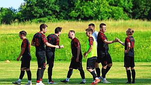 Die Löffinger Spieler um Lars Sulzmann (rechts) bejubeln den 5:3-Sieg zum Saisonausklang gegen den FC Furtwangen.
