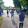 Abstand halten gilt schon vor dem Training des SC Markdorf auf dem Sportplatz. Um Einlass zu bekommen, müssen die Kinder innerhalb einer ...