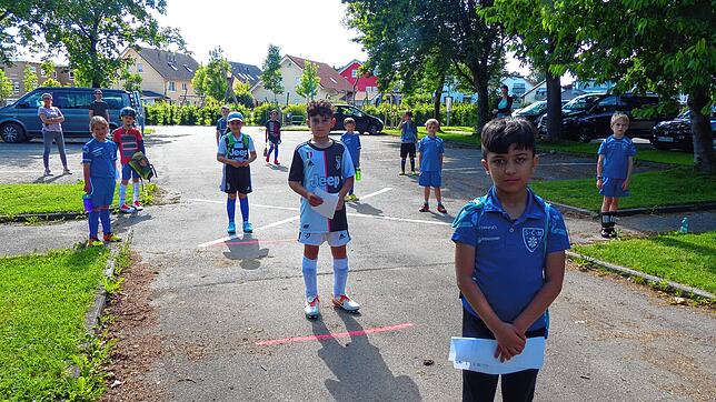 Abstand halten gilt schon vor dem Training des SC Markdorf auf dem Sportplatz. Um Einlass zu bekommen, müssen die Kinder innerhalb einer ...