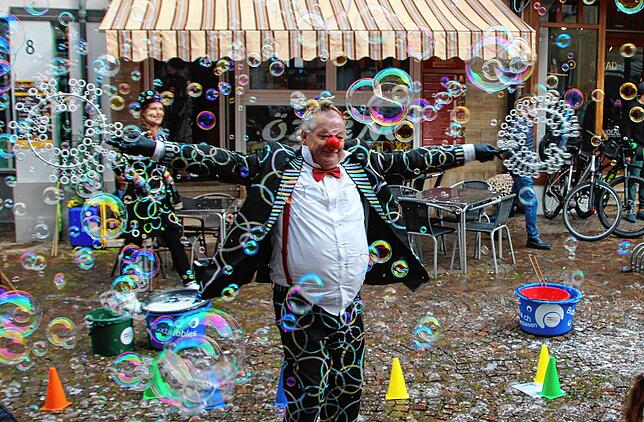 Klausi Klücklich sorgt mit seinen Riesenseifenblasen wieder für Faszination, wie zuletzt beim Kindertheater-Festival im vergangenen ...