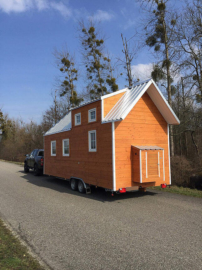 Mini-Häuser werden aus Holz auf einem Anhänger gebaut. So können sie bei Bedarf umgestellt werden. Dieses Modell hat sogar eine ...