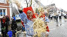 Die Burghexen mit ihrem geliebten Stroh: Am Fasnet Mentig machen sie sonst immer Pfohren unsicher.