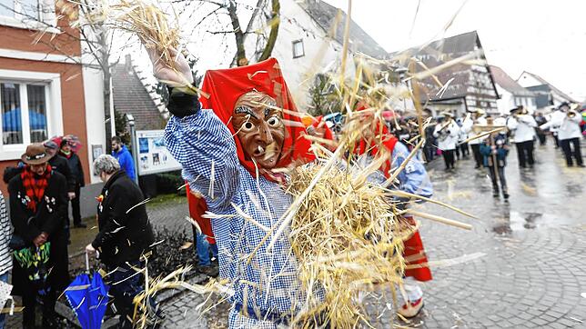 Die Burghexen mit ihrem geliebten Stroh: Am Fasnet Mentig machen sie sonst immer Pfohren unsicher.