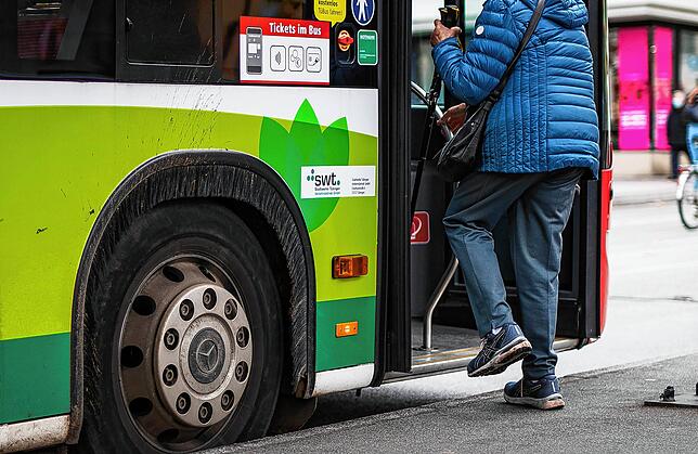 Senioren wird in Tübingen davon abgeraten, den öffentlichen TüBus zu benutzen. Statt dessen können sie kostenlos oder vergünstigt Taxi ...