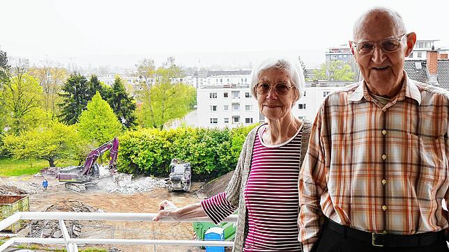 Ilse und Peter Grempels wohnen seit 22 Jahren Am Briel. Den Abriss der alten Gebäude beobachteten sie von ihrem Balkon aus.