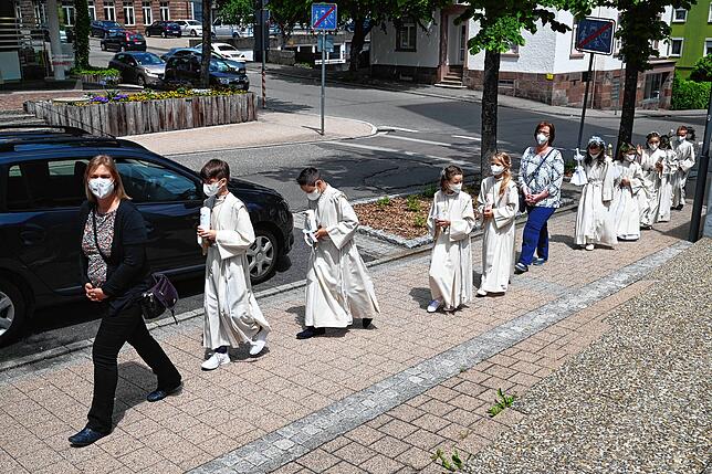 Erstkommunion der katholischen Kirchengemeinde St. Georg: Zur ersten Gruppe der St. Georgener Kommunikanten gehören Ettore Aramini, ...