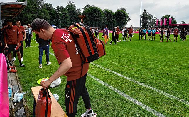 Ende des Spektakels: Während die Spieler nach dem Schlusspfiff unter den Augen der Schiedsrichter den Platz verlassen, packen die ...