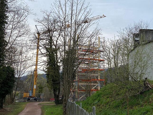 Der Turm aus Richtung Süden. (Die Aufnahme entstand im April 2022.)