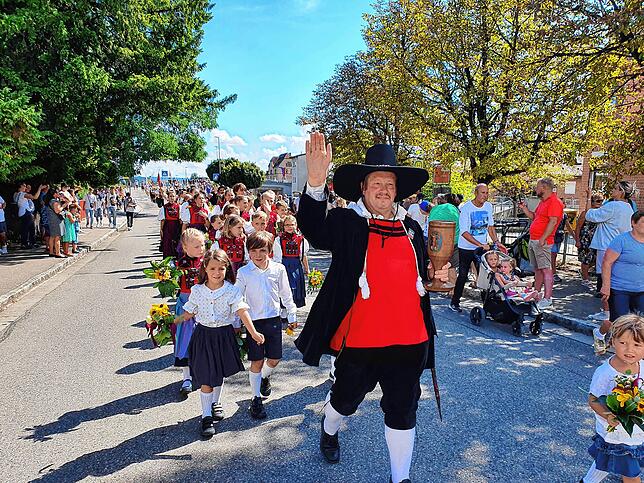 Das Waldshuter Männle begrüßt die Zuschauer beim großen Festumzug