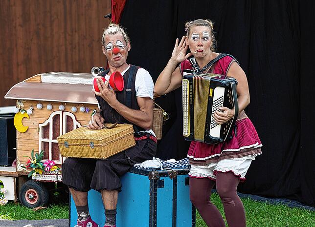 Auch mit artistischen Einlagen überzeugt das Duo Minuusch aus Überlingen. Während Nuusch mit dem Diabolo jongliert, begleitet Minu die ...