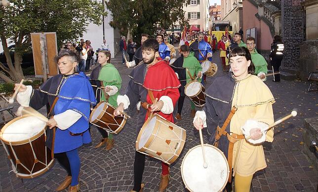 Kern der Cavalieri sind die Trommler, hier beim Einzug in die alte Burg.