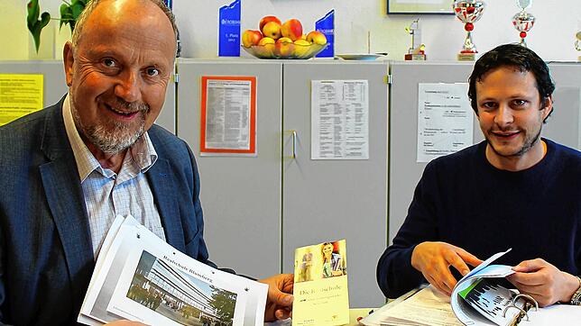 Blumbergs Realschulrektor Egon Bäurer (links) geht Ende des Schuljahrs in den Ruhestand. Unser Bild zeigt ihn mit Konrektor Thomas ...
