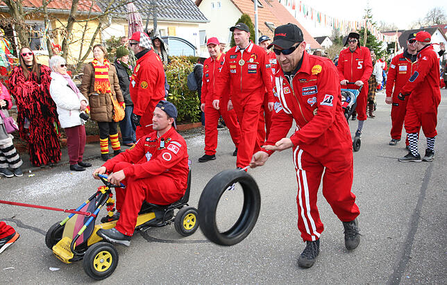 Fliegender Reifenwechsel bei der Markelfinger Formel 1-Crew – zum großen Rennauto hat es noch nicht gereicht.