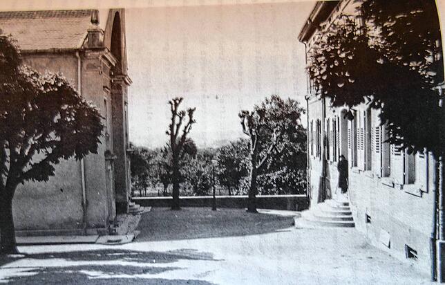 Vor 1933 aufgenommener Blick zur Synagoge (links) und das Jüdische Schulhaus (rechts)