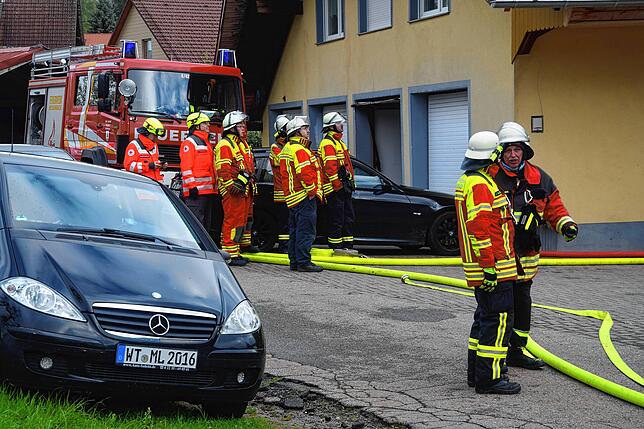 Bild 12: Feuer im Mehrfamilienhaus: Bilder vom Großeinsatz