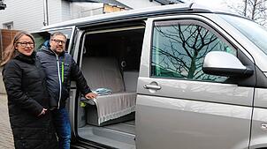 Carolin Stadler und Martin Klischke fahren mit ihrem VW-Bus die Rallye Knights of the Island und sammeln damit Geld für den Wünschewagen ...