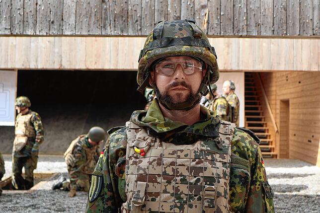 Er hat alte Kontakte wieder aufgefrischt: Manuel J., Wirtschaftsjurist am Bodensee, ist gelernter Fallschirmjäger. Nach eine längeren ...