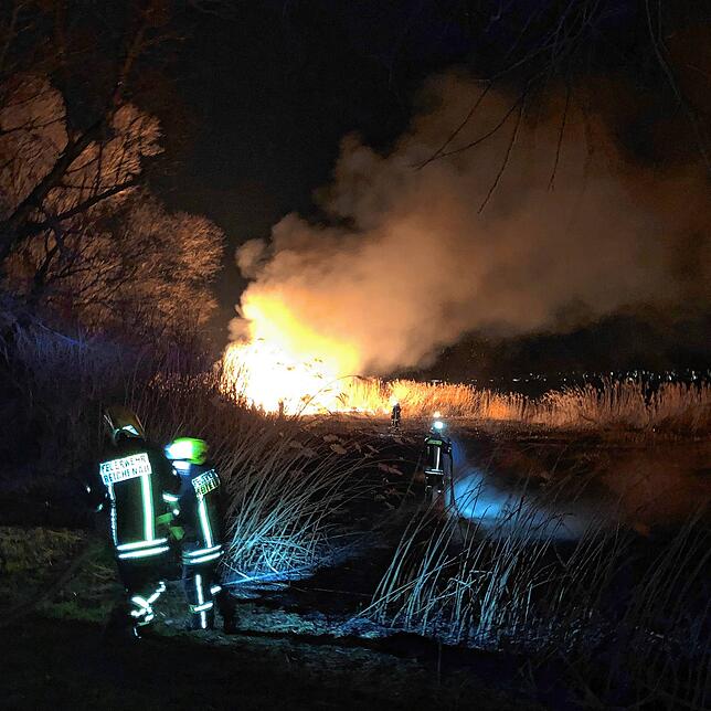 Die Feuerwehrleute sind vor Ort und machen sich an die Arbeit.