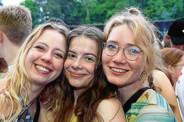 Bild 8: Strahlende Festival-Fans! Am ersten Nachmittag steigt die Stimmung