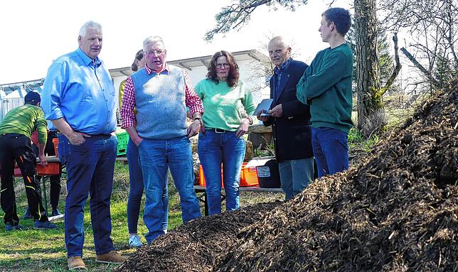 Landwirte bei der Kompostanlage des Bäumlehofs vor der schnittfesten Gülle.