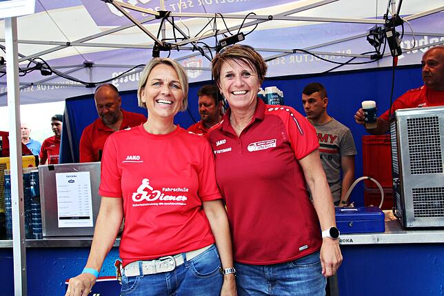 Dagmar Boos (links) und Karin Rasch-Boos helfen bei der Getränkeausgabe. Mit den Einnahmen bessern sie die Vereinskasse des TSV Tettnang ...