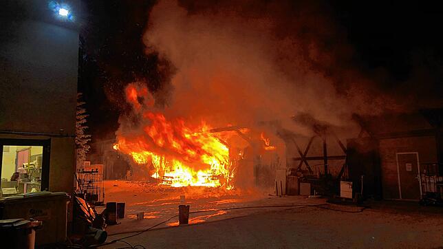 Eine Maschinehalle in der Lochmühle brannte am Freitagabend.