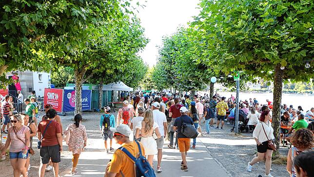 Bild 18: Konstanzer Seenachtfest 2022: Einheimische und Gäste feiern im Stadtgarten