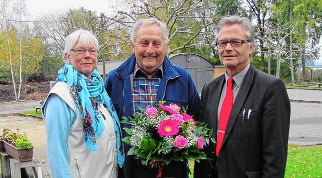 Glückwünsche zum 85. Geburtstag im Oktober 2014 für Wolfgang Stuckenbrock (Mitte) überbrachte der damalige SPD-Vorsitzender Roland ...