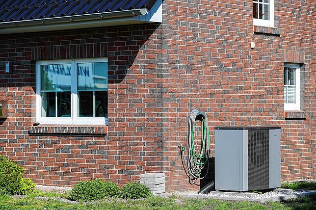 Wärmepumpen können dazu beitragen, ein Gebäude im Sommer zu kühlen.