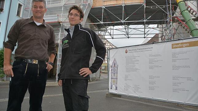 Sebastian Schmäh (links) und Florian Meßmer, Schmähs einstiger Azubi, vor dem eingerüsteten Franziskanertor. Die Zimmerermeister ...