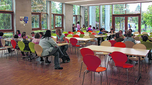 Seit dem Schuljahr 2010/11 hat die Jakob-Gretser-Grundschule einen Ganztagesbereich. Hier bekommen Schüler in der Mensa eine warme Mahlzeit.