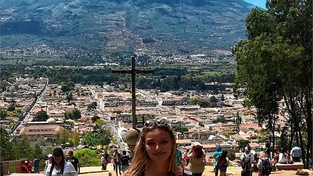 Annika Imhof Anfang des Monats in Antigua in Guatemala. Die 18-jährige Markdorferin sitzt aktuell in dem mittelamerikanischen Land fest, ...