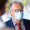 Beschlagene Brillengläser und Mundmaske: Dieses Bild vom 15. April 2020 zeigt Sachsen-Anhalts Ministerpräsidenten Reiner Haseloff (CDU) ...