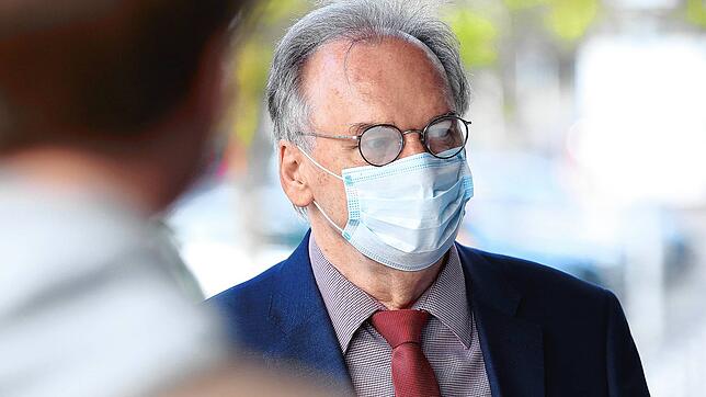 Beschlagene Brillengläser und Mundmaske: Dieses Bild vom 15. April 2020 zeigt Sachsen-Anhalts Ministerpräsidenten Reiner Haseloff (CDU) ...