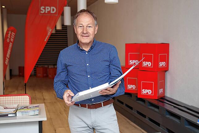 Hans-Peter Storz (SPD) in seinem neuen Büro an der Ekkehardstraße in Singen. Bild: Sabine Tesche
