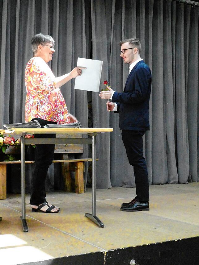 Bild 18: In der Aula des Gymnasiums wurden den 65 Abiturienten feierlich ihre Zeugnisse überreicht