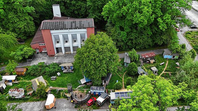 Vor dem denkmalgeschützten Heizhaus der ehemaligen Flakkaserne im Fallenbrunnen befindet sich derzeit das Gelände des Wohn- und ...