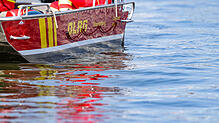 Ein Boot der DLRG auf dem Wasser (Symbolbild). Ein bei Bad Säckingen gekentertes Boot und drei zunächst Vermisste löst einen Großeinsatz ...