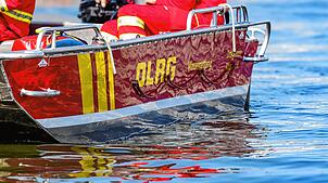 Ein Boot der DLRG im Einsatz (Symbolbild). Einsatzkräfte holen bei Waldshut einen leblosen Menschen aus dem Rhein.