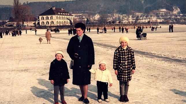 Familie Martin war unter den Menschen, die während der Seegfrörne 1963 die Gelegenheit nutzten, auf dem Eis spazieren zu gehen. Im ...