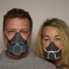 Jungunternehmer Philipp Stern (links) und die medizinisch-technische Assistentin Barbara Burkhardt-Ganter haben die 3D-Maske gemeinsam ...
