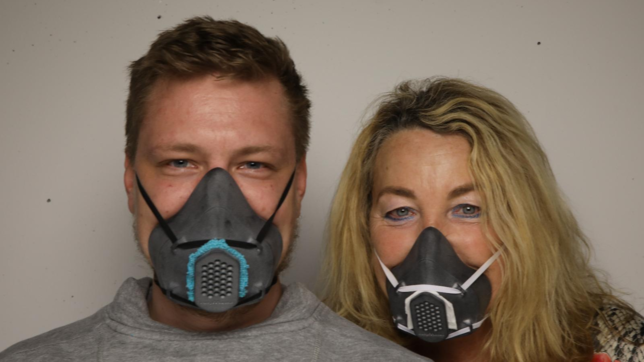 Jungunternehmer Philipp Stern (links) und die medizinisch-technische Assistentin Barbara Burkhardt-Ganter haben die 3D-Maske gemeinsam ...