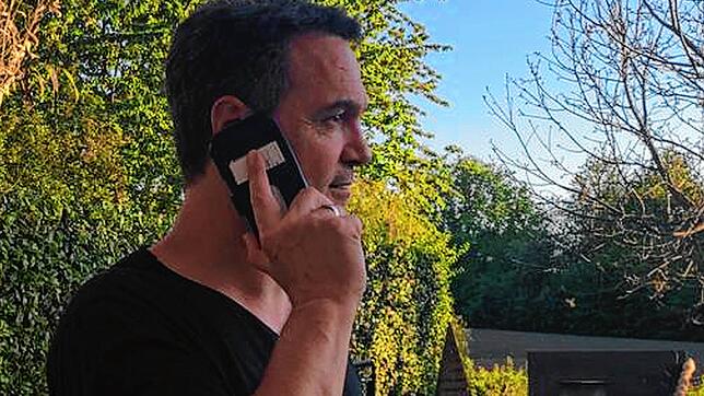Markus Baur beim Telefonat im heimischen Garten.