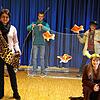 Die Requisiten lassen erahnen, welche Stücke an den Theatertagen im Kinderkulturzentrum Lollipop aufgeführt werden. Von links: Ibrahim ...