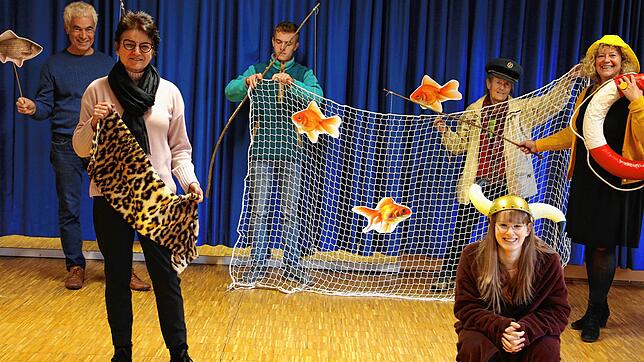 Die Requisiten lassen erahnen, welche Stücke an den Theatertagen im Kinderkulturzentrum Lollipop aufgeführt werden. Von links: Ibrahim ...