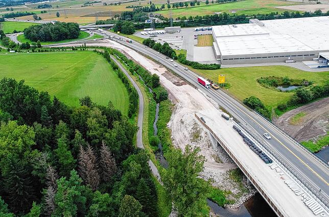 Hier entsteht die neu zweispurige Anschlussstelle aus Richtung Bad Dürrheim kommend an die neue Brücke am ehemaligen Donauzusammenfluss. ...