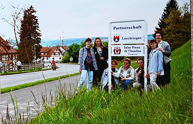 1997: Hinweisschilder am Ortseingang von Lauchringen dokumentieren die Partnerschaft mit der Gemeinde St. Pierre de Chandieu.
