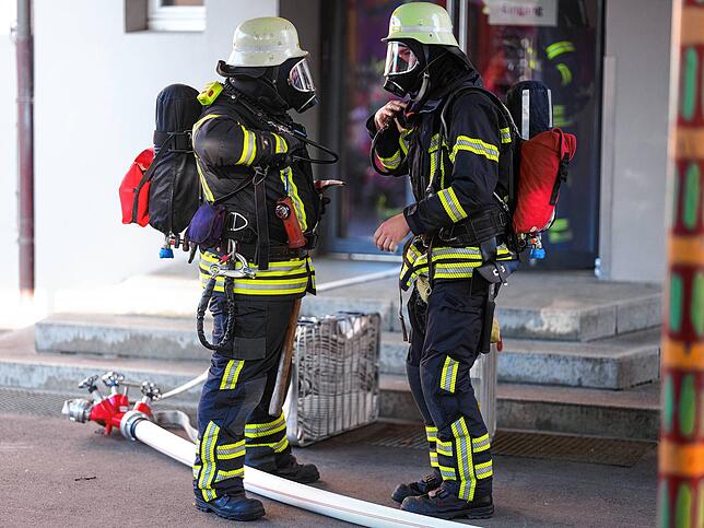 Vorm Einsatz wird der Sitz der Atemmasken überprüft. Im echten Brandfall wäre der Rauch toxisch.